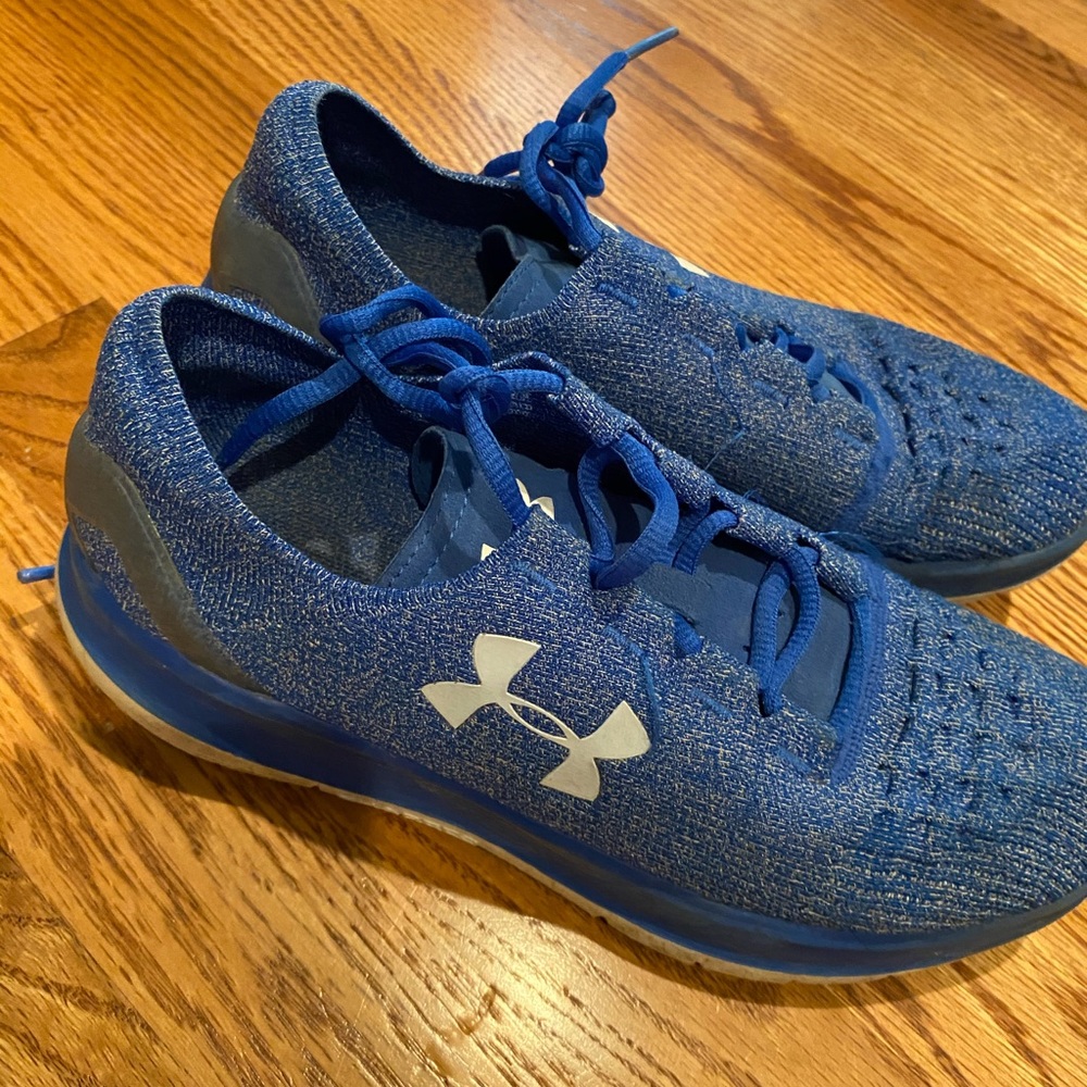 Under armor blue tennis shoes
